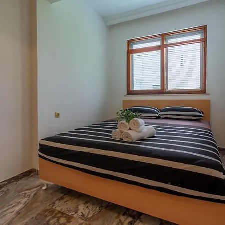 Bella 2 - Triplex With Private Garden Villa *