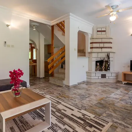 Bella 2 - Triplex With Private Garden Villa *