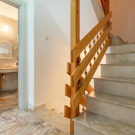 Bella 2 - Triplex With Private Garden