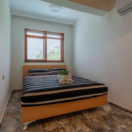 Bella 2 - Triplex With Private Garden