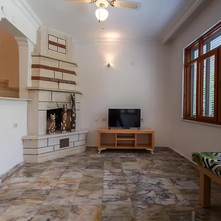 Bella 2 - Triplex With Private Garden