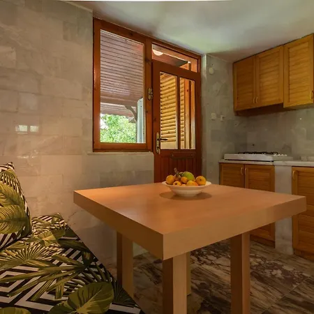 Bella 2 - Triplex With Private Garden