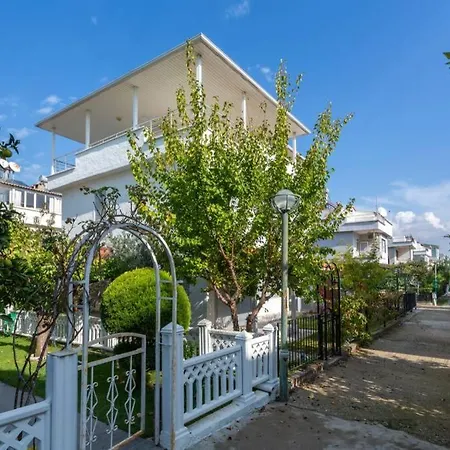 Bella 2 - Triplex With Private Garden
