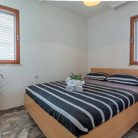 Bella 2 - Triplex With Private Garden Villa