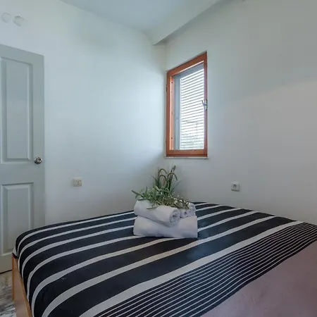 Bella 2 - Triplex With Private Garden *